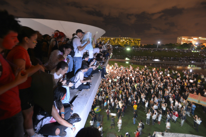 Em dia de jogo e protestos, senadores fecham acordo para votar em projetos