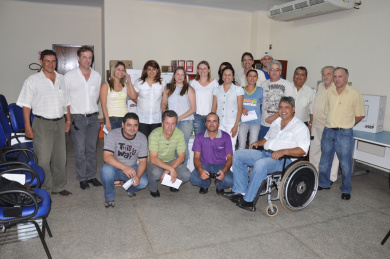Prefeitura de Amambai faz entrega de computadores para rede de saúde Prefeito Dirceu Lanzarini, com vereadores e chefes de postos de saúde que foram contemplados com a aquisição de computadores.