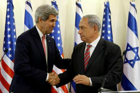 O secretário de Estado dos Estados Unidos, John Kerry, aperta a mão do primeiro-ministro israelenese Benjamin Netanyahu durante uma coletiva de imprensa após reunião no gabinete de Netanyahu em Jerusalém