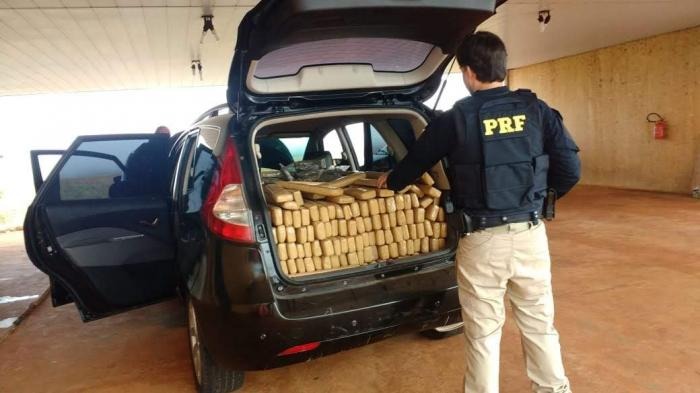 Cerca de 800 kg de maconha são apreendidos em carro pela PRF Carro também foi apreendido pela PRF | Foto: PRF/Divulgação
