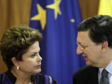Dilma assina acordos bilaterais com Chile em sua primeira viagem internacional