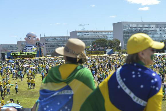 Manifestantes encerram protesto em Brasília Manifestações convocadas por organizações contrárias ao governo ocorrem com tranquilidade na Esplanada dos Ministérios Antonio Cruz/Agência Brasil