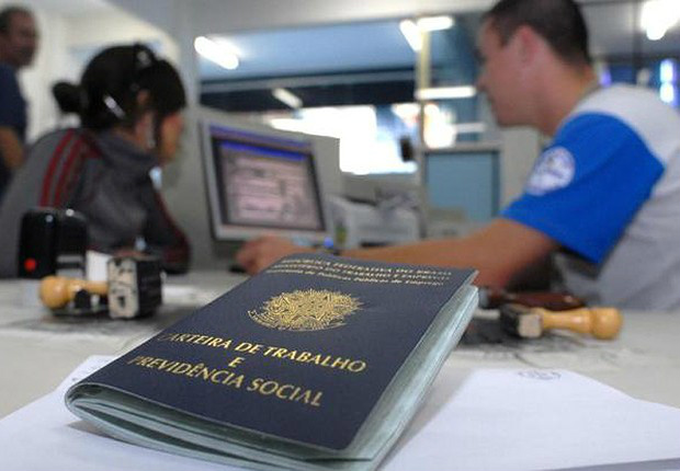 Brasil perde quase 100 mil postos de trabalho formal em janeiro Brasil perde quase 100 mil postos de trabalho formal em janeiro