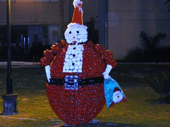 Com material reciclável, artesanato de detentos enfeita o Natal de Ponta Porã Foram produzidos bonecos de neve, guirlandas, entre outros enfeites, tudo feito de materiais recicláveis