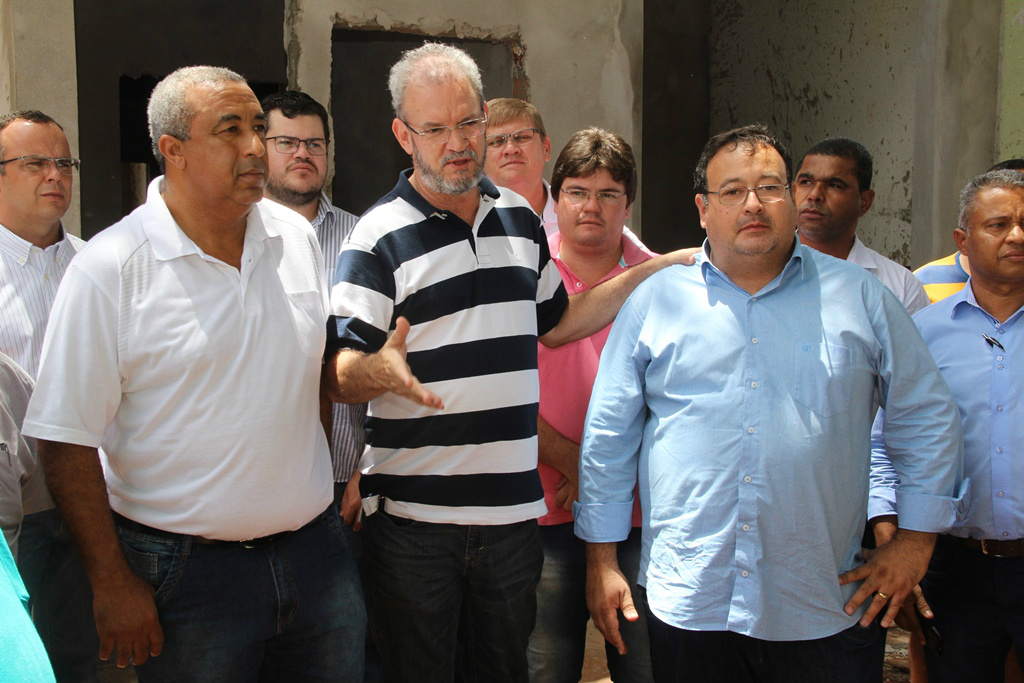 Deputado Federal Geraldo com o prefeito de Amambai, Dr. Bandeira, vice prefeito Valter Brito, vereadores e secretários em visita as obras da ala pediátrica no Hospital Regional de Amambai na manhã do último sábado (19).