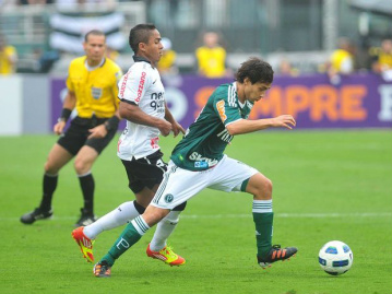 Palmeirense Valdivia acabou expulso após choque com Jorge Henrique, que causou confusão no finalFoto: Ricardo Matsukawa/Terra
