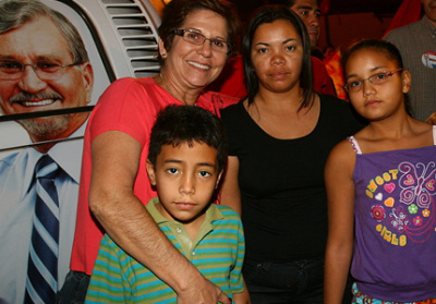 Programas sociais de Zeca emanciparam mais de 10 mil famílias em MS Os programas de proteção social já beneficiaram cerca de 125 mil famílias entre 1999 e 2006 durante o governo de Zeca do PT.