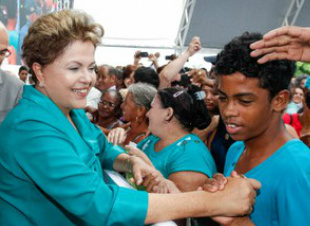 Em meio a noticiário 'hostil', aprovação do governo Dilma volta a cair Dilma, durante entrega de etapa do Programa Minha Casa, Minha Vida, em Araguaína/TO