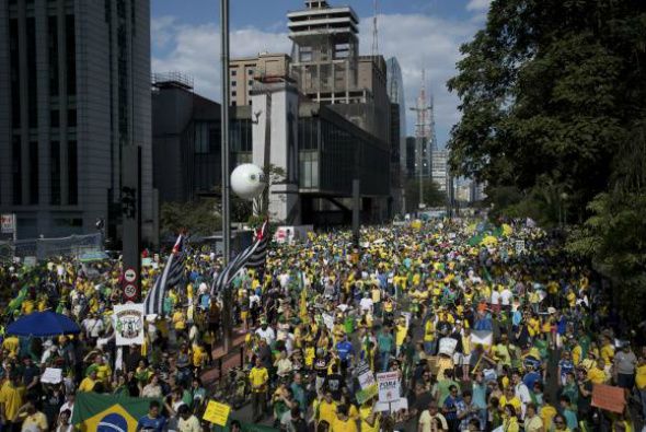 Avenida Paulista reúne manifestantes de tendências diversas Manifestações convocadas por organizações contrárias ao governo ocorrem na Avenida Paulista Foto: Marcelo Camargo/Agência Brasil