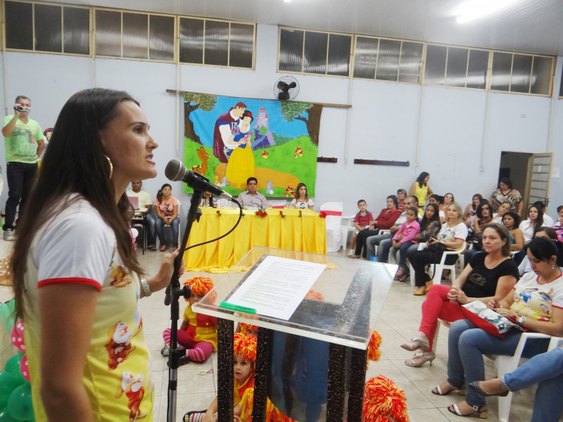 Secretária municipal de Educação, professora Vera Lorensetti, durante a solenidade de abertura do projeto / Foto: Moreira Produções