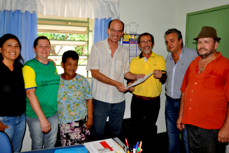Executivo e legislativo de Amambai unem forças em favor do Lar do Idoso O Prefeito Sérgio Barbosa com o vereador Roberto Protético, o presidente Humberto Vilhalva e membros da diretoria e funcionárias administrativas da entidade / Foto: Assessoria