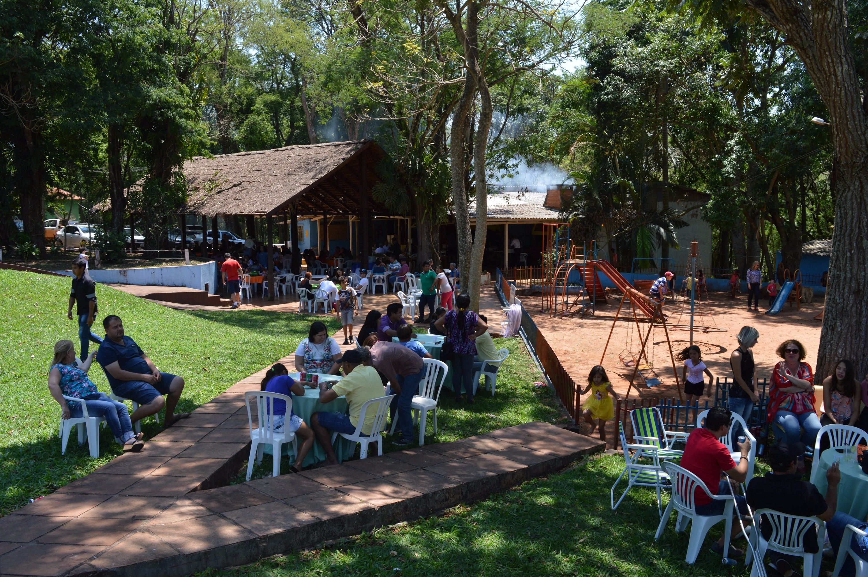 Simted de Amambai promove almoço para professores e servidores públicos Professores, servidores e familiares participaram da confraternização / Foto: Moreira Produções
