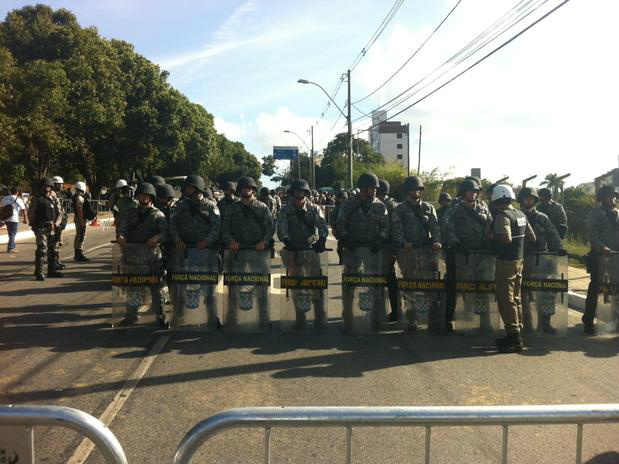Manifestantes chegam ao Mineirão e entram em confronto com Tropa de Choque Foto: Fábio de Mello Castanho / Terra