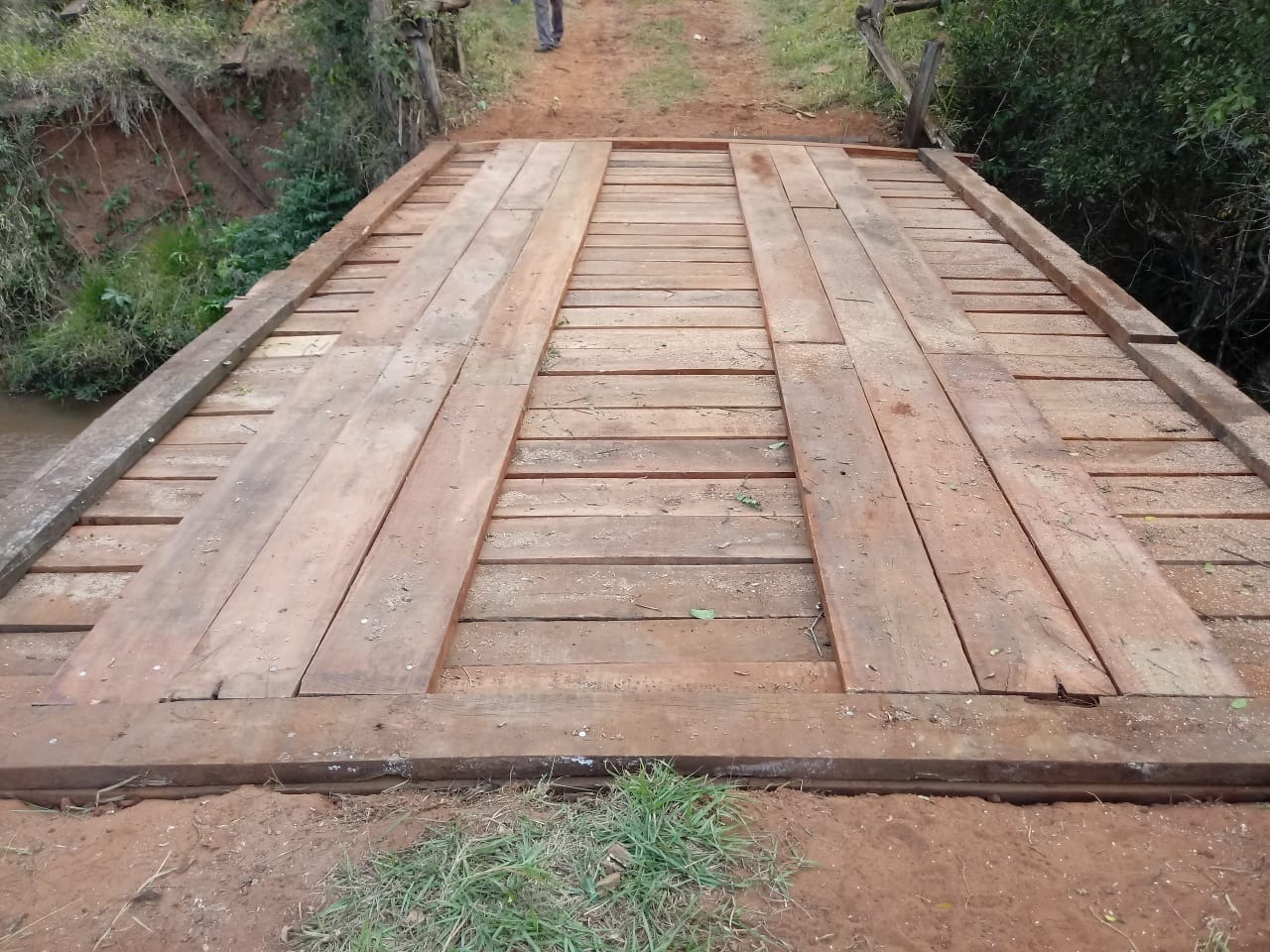 Prefeitura de Amambai recupera ponte no rio Maracaí Foram realizados serviços de substituição de longarinas, tablado e conserto de trincos no caixão de aterro / Fotos: Decom