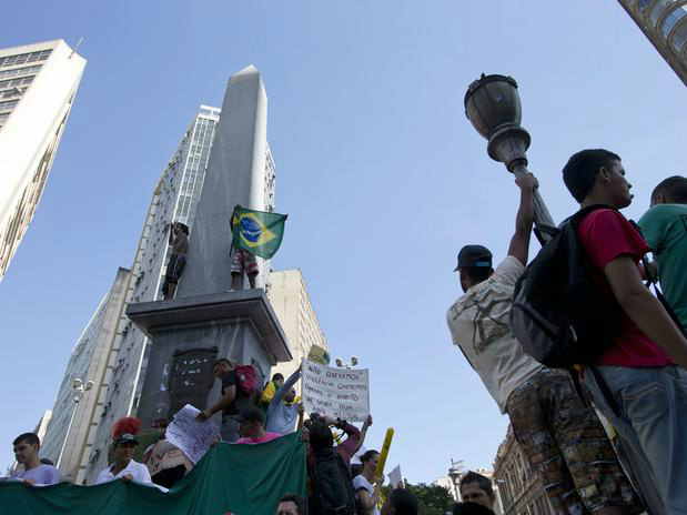 Manifestantes chegam ao Mineirão e entram em confronto com Tropa de Choque Foto: EFE