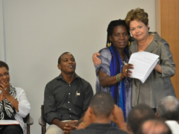 Dilma entrega documentos de posse da terra para quilombolas Vinte e quatro comunidades quilombolas foram beneficiadas com a imissão de posse