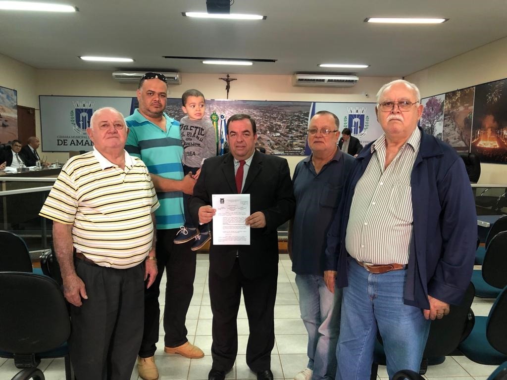 Vereador Dilmar Bervian, autor do projeto, com membros da família do senhor Gasparino / Foto: Assessoria