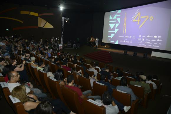 Brasileiros passam a frequentar mais cinemas e teatros