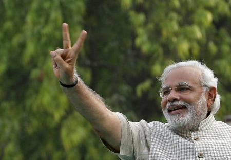O nacionalista hindu Narendra Modi, candidato a primeiro-ministro do principal partido de oposição da Índia, acena durante um evento público em Vadodra, no Estado de Gujarat, na Índia, nesta sexta-feira. 16/05/2014 