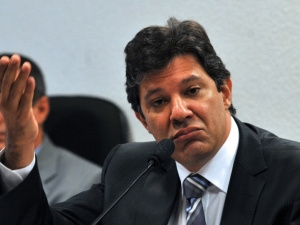 Kit anti-homofobia poderá incluir combate a outros preconceitos na escola, diz Haddad Kit anti-homofobia poderá incluir combate a outros preconceitos na escola, diz Haddad