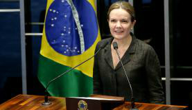 Gleisi diz que prisão do marido é para intimidar quem é contra impeachment A senadora Gleisi Hoffmann discursa no plenário do Senado durante sessão não deliberativa