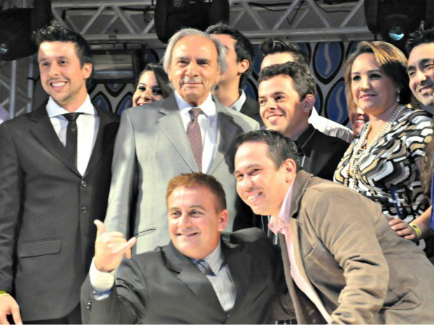 Ueze Zahran entregou o troféu da categoria Gran Prix para agência RE9 Ideias (Foto: Leandro Abreu/G1 MS)