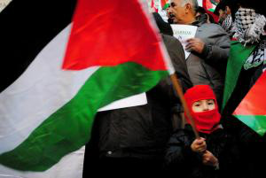 Criança participa de protesto contra violência na Faixa de Gaza. Ao menos 18 pessoas foram mortas nos ataques desta segunda-feira, elevando a 95 os palestinos mortos na atual onda de confrontos (Kevin Vanden/Creative Commons)
