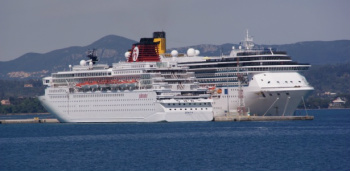 Navio Zenith, da empresa Pullmantur, pegou fogo nesta terça-feira (25)