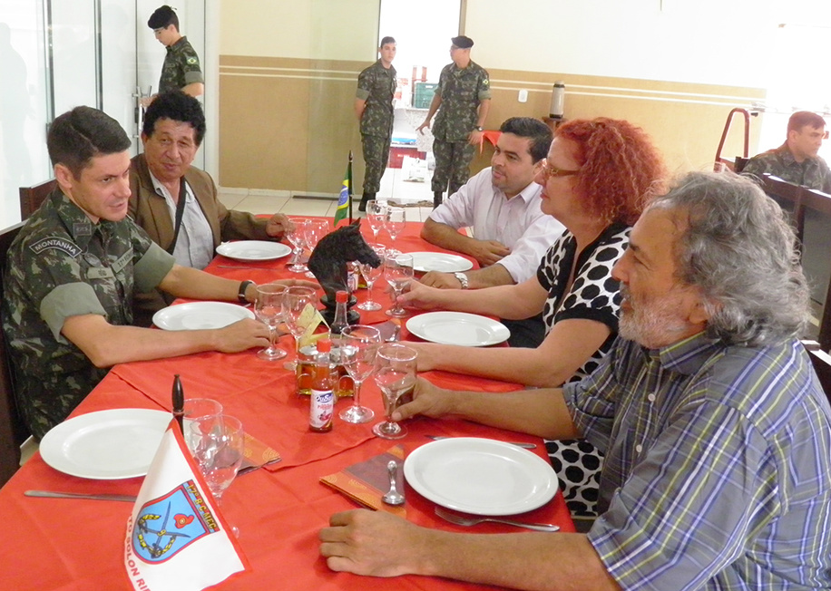 Comando do 17º RC Mec recebe imprensa de Amambai em almoço O comandante Régis Nunes, Jorge Pacheco, Valdir Luiz, Viviane Viaut e José Moreira. (Foto: Sérgio Santos/A Gazeta)