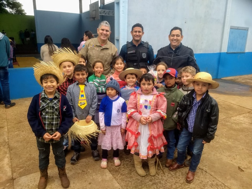 PM esteve presente na festa junina da Escola Municipal Júlio Manvailer Divulgação
