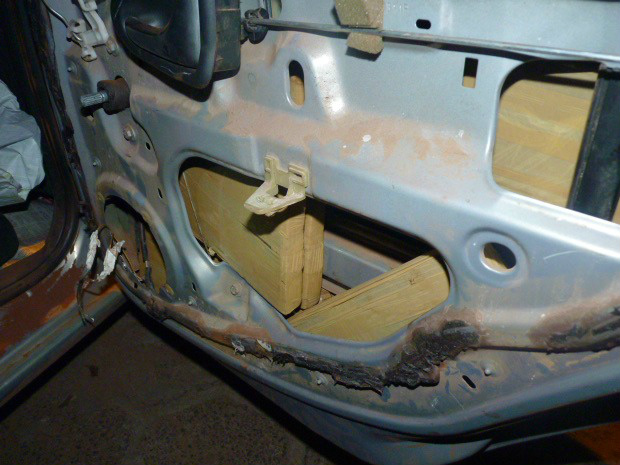 Droga estava escondida na carroceria do automóvel, diz polícia