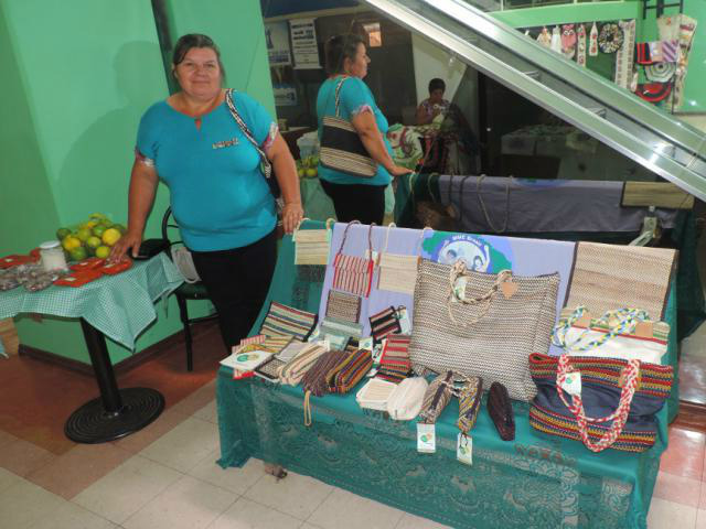 Incra MS homenageia mulheres com mostra de produção artesanal