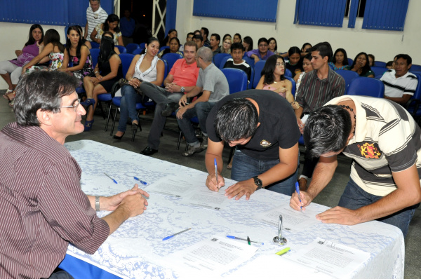 Professores aprovados no concurso de Amambai tomam posse Prefeitura deu posse a 60 novos profissionais.