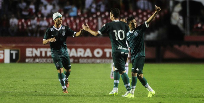 Goiás atropela o São Paulo no Morumbi, e torcida chuta carros dos jogadores Jogadores do Goiás comemoram a vitória sobre o São Paulo, no Morumbi (Foto: Marcos Ribolli)