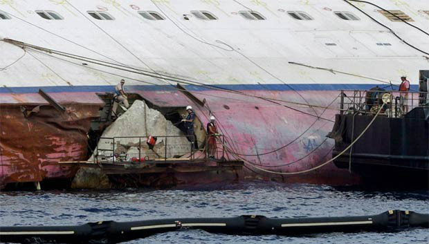 Rocha é retirada do casco do Costa Concordia nesta quinta-feira (12) (Foto: Reuters)