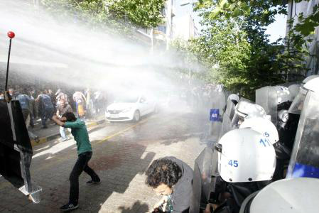 Polícia turca dispersa manifestantes com canhões d