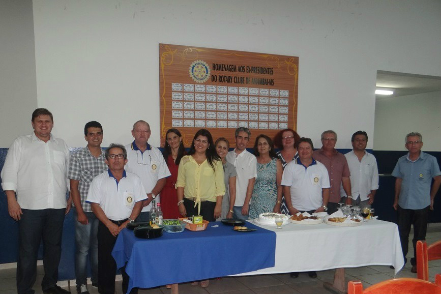 Rotarianos e convidados em momento de companheirismo após palestras sobre o Dia Internacional da Mulher.
