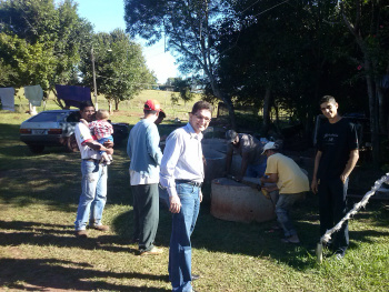 Vereador Gallo visita casa de recuperação em Amambai Vereador Gallo e o diretor Weslei participando das atividades dos internos / Foto: Assessoria