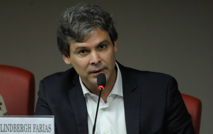 “Hoje é um dia triste para a história”, diz senador Lindbergh Farias
