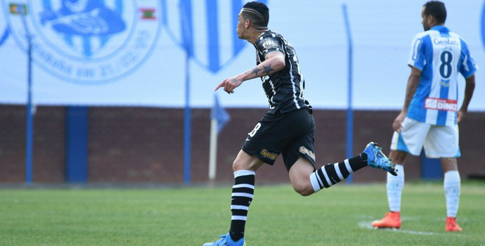 Luciano, autor dos dois gols do Corinthians (Foto: ANTÔNIO CARLOS MAFALDA/AGÊNCIA O DIA/ESTADÃO CONTEÚDO)