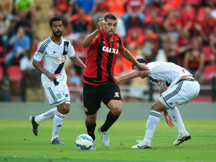 Após abrir o placar na Ilha, Diego Souza foi parado pela marcação da Ponte (Foto: Aldo Carneiro / Pernambuco Press)