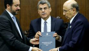 Orçamento prevê salário mínimo de R$ 945,80 no próximo ano Os ministros Dyogo Oliveira e Henrique Meirelles entregam a proposta de Orçamento da União para 2017 ao segundo vice-presidente do Congresso, senador Romero JucáFoto: Wilson Dias/Agência Brasil