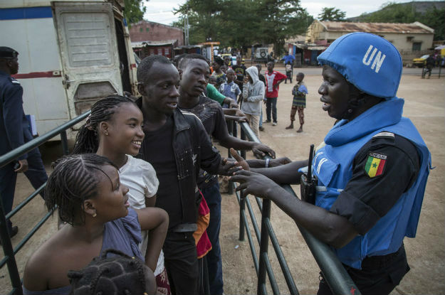 Soldados de paz senegaleses da uma unidade policial da Missão da ONU no Mali, Minusma, falam com a população enquanto fazem patrulha do lado de fora do estádio Mamadou Konate durante um evento para promover paz entre jovensFoto: Divulgação 