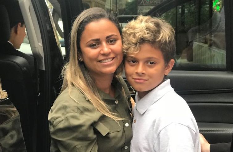 A brasileira Sirley Silveira Paixão consegue autorização judicial, nos EUA, e retira filho Diego, de 10 anos, de abrigo em Chicago - Paola de Orte/Agência Brasil