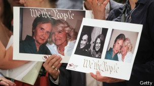 Retrato mostra Edith Windsor e a mulher, Thea Spyer; ação judicial motivou decisão nos EUA