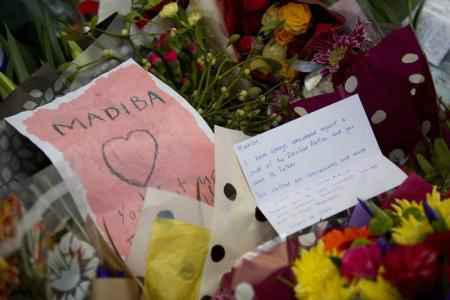 Flores e tributos ao ex-líder sul-africano Nelson Mandela são vistos em Londres, na Inglaterra.
