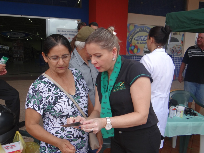 Gerente local da Pax Primavera, Janete Córdoba, explicando como funciona o controle da pressão arterial / Foto: Moreira Produções