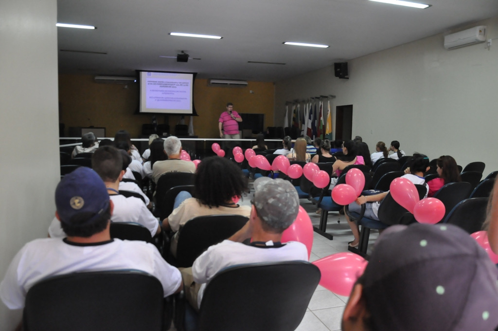 Prefeitura promove ações de conscientização sobre o câncer de mama em Amambai O Lançamento oficial da campanha aconteceu na ultima terça-feira (10) na Câmara de Vereadores, pelo secretário de saúde, Sérgio Périus /Foto: Decom