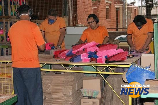 Em Ponta Porã, presos trabalham na reforma (Foto: Divulgação)