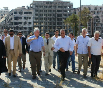 Stephen O'Brien (segundo à esquerda) visita Homs, na Síria. Foto: Ocha